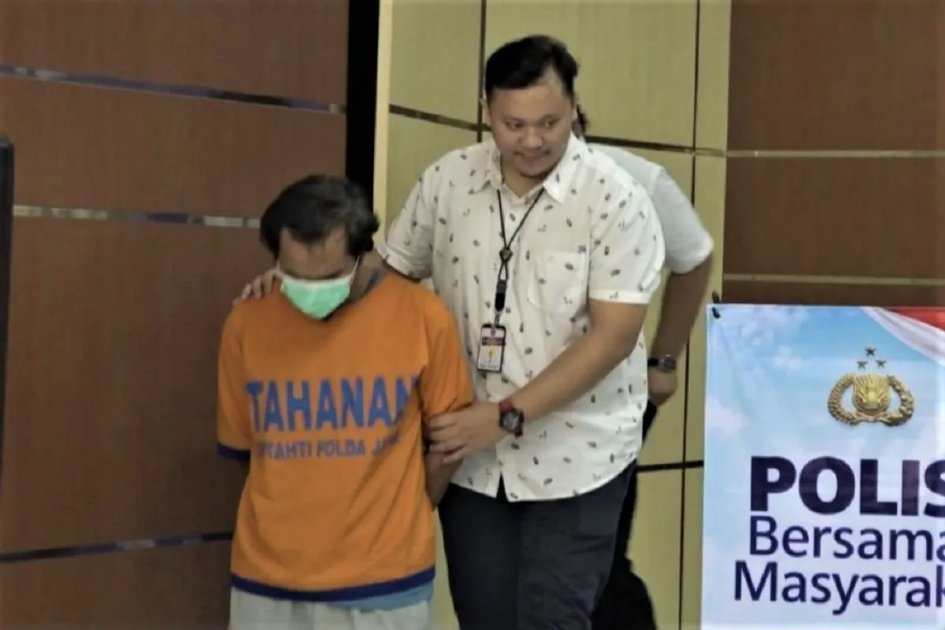 Polisi menggiring tersangka pembunuhan ibu dan anak di Kota Madiun berinisial DBM (40) di Mapolda Jatim, Surabaya