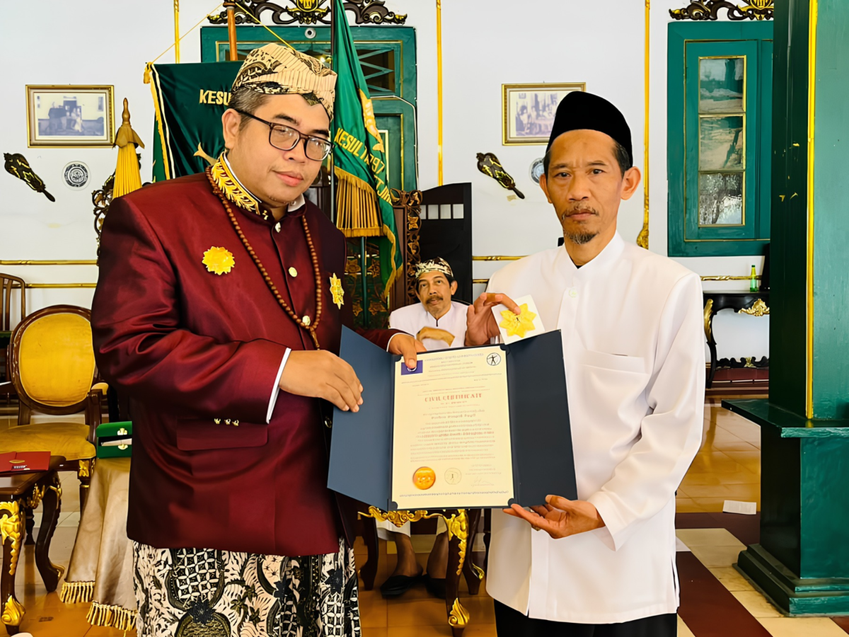 KH. Burhan Rosyidi, S.E., Dewan Kyai Pondok Pesantren Miftahulhuda Al-Musri’, meraih penghargaan Global Citizenship XXI