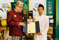 KH. Burhan Rosyidi, S.E., Dewan Kyai Pondok Pesantren Miftahulhuda Al-Musri’, meraih penghargaan Global Citizenship XXI