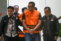 Bupati Klaten Hamenang Wajar Ismoyo (tengah) berjalan menggunakan rompi tahanan usai menjalani pemeriksaan di Gedung Merah Putih KPK, Jakarta, Jumat (16/10/2026). KPK menahan Bupati Klaten Hamenang Wajar Ismoyo, Kepala Perwakilan Badan Pemeriksa Keuangan (BPK) Jawa Tengah Ahmad Luthfi H. Rahmatullah dan pihak swasta Amin Wahyu Utomo dalam operasi tangkap tangan (OTT) dengan dugaan korupsi di antaranya terkait pengadaan barang dan jasa, perizinan, upah pungut, setoran dari organisasi perangkat daerah (OPD) atau satuan kerja perangkat daerah (SKPD) serta pemberian kepada pihak BPK untuk pengondisian audit