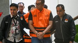 Bupati Klaten Hamenang Wajar Ismoyo (tengah) berjalan menggunakan rompi tahanan usai menjalani pemeriksaan di Gedung Merah Putih KPK, Jakarta, Jumat (16/10/2026). KPK menahan Bupati Klaten Hamenang Wajar Ismoyo, Kepala Perwakilan Badan Pemeriksa Keuangan (BPK) Jawa Tengah Ahmad Luthfi H. Rahmatullah dan pihak swasta Amin Wahyu Utomo dalam operasi tangkap tangan (OTT) dengan dugaan korupsi di antaranya terkait pengadaan barang dan jasa, perizinan, upah pungut, setoran dari organisasi perangkat daerah (OPD) atau satuan kerja perangkat daerah (SKPD) serta pemberian kepada pihak BPK untuk pengondisian audit