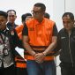 Bupati Klaten Hamenang Wajar Ismoyo (tengah) berjalan menggunakan rompi tahanan usai menjalani pemeriksaan di Gedung Merah Putih KPK, Jakarta, Jumat (16/10/2026). KPK menahan Bupati Klaten Hamenang Wajar Ismoyo, Kepala Perwakilan Badan Pemeriksa Keuangan (BPK) Jawa Tengah Ahmad Luthfi H. Rahmatullah dan pihak swasta Amin Wahyu Utomo dalam operasi tangkap tangan (OTT) dengan dugaan korupsi di antaranya terkait pengadaan barang dan jasa, perizinan, upah pungut, setoran dari organisasi perangkat daerah (OPD) atau satuan kerja perangkat daerah (SKPD) serta pemberian kepada pihak BPK untuk pengondisian audit